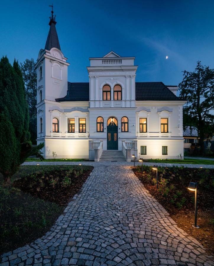 Villa Rosenaw รอชนอฟ ป็อด ราดโฮชติเย็ม ภายนอก รูปภาพ