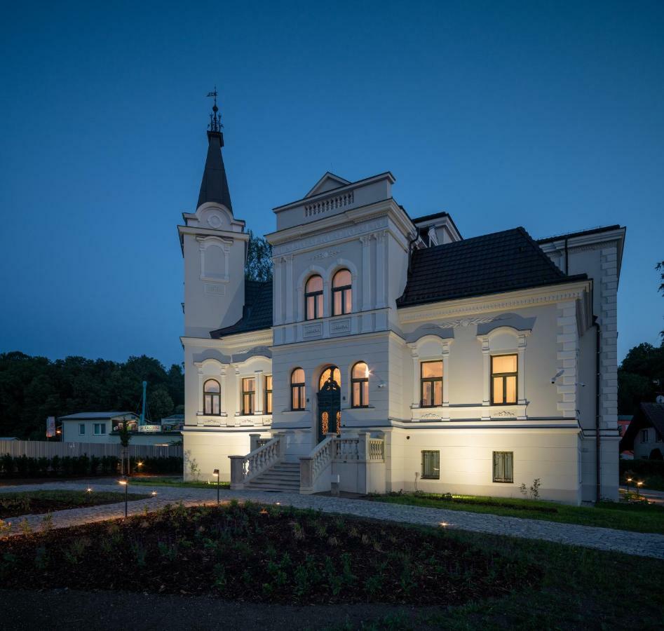 Villa Rosenaw รอชนอฟ ป็อด ราดโฮชติเย็ม ภายนอก รูปภาพ